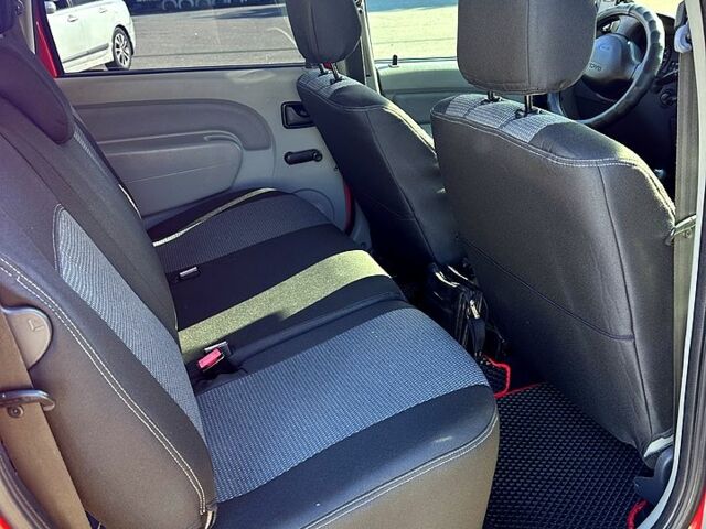 Червоний Дачія Logan, об'ємом двигуна 1.4 л та пробігом 147 тис. км за 5200 $, фото 4 на Automoto.ua