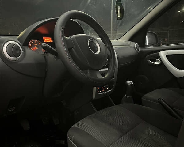 Красный Дачия Логан, объемом двигателя 1.6 л и пробегом 168 тыс. км за 5350 $, фото 15 на Automoto.ua