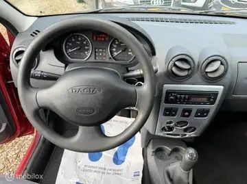 Красный Дачия Логан, объемом двигателя 1.6 л и пробегом 117 тыс. км за 2000 $, фото 1 на Automoto.ua