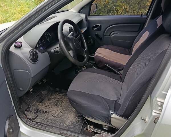 Сірий Дачія Logan, об'ємом двигуна 1.39 л та пробігом 177 тис. км за 3300 $, фото 7 на Automoto.ua