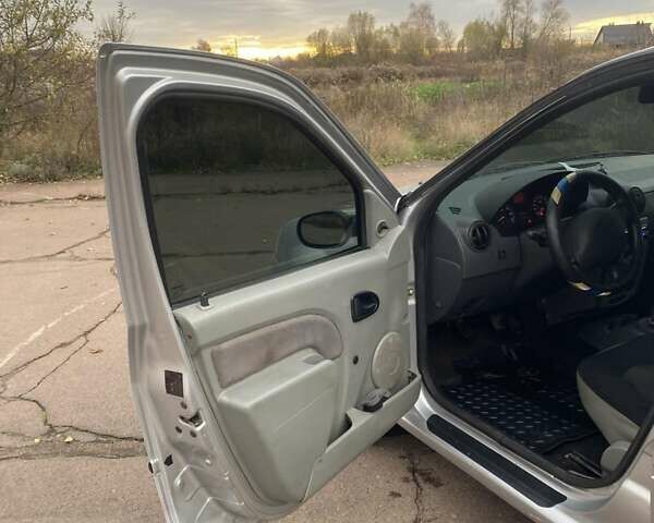 Дачія Logan 2007 у Бахмаче на Automoto.ua Сірий Дачія Logan, об'ємом двигуна 1.39 л та пробігом 317 тис. км за 3600 $, фото 20 на Automoto.ua