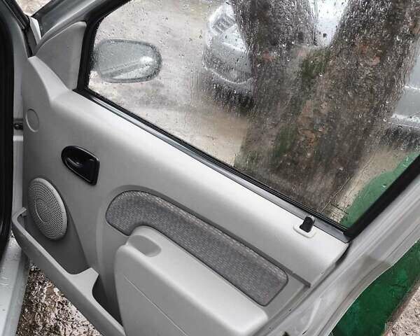 Сірий Дачія Logan, об'ємом двигуна 1.4 л та пробігом 300 тис. км за 3000 $, фото 4 на Automoto.ua