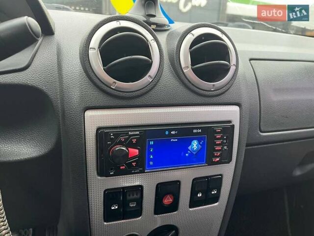 Сірий Дачія Logan, об'ємом двигуна 1.6 л та пробігом 301 тис. км за 4000 $, фото 18 на Automoto.ua