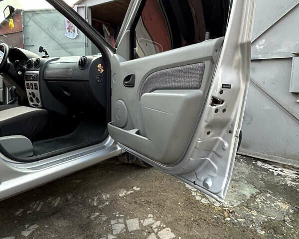 Серый Дачия Логан, объемом двигателя 1.6 л и пробегом 176 тыс. км за 5800 $, фото 25 на Automoto.ua