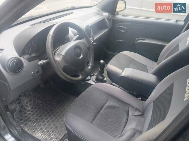 Серый Дачия Логан, объемом двигателя 1.39 л и пробегом 310 тыс. км за 2000 $, фото 3 на Automoto.ua