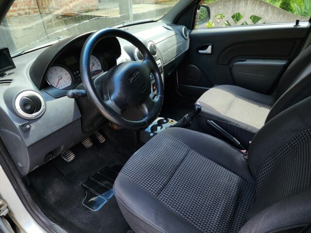 Серый Дачия Логан, объемом двигателя 1.6 л и пробегом 250 тыс. км за 3200 $, фото 4 на Automoto.ua