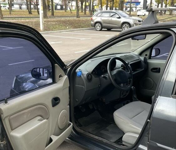 Сірий Дачія Logan, об'ємом двигуна 1.6 л та пробігом 313 тис. км за 1999 $, фото 5 на Automoto.ua