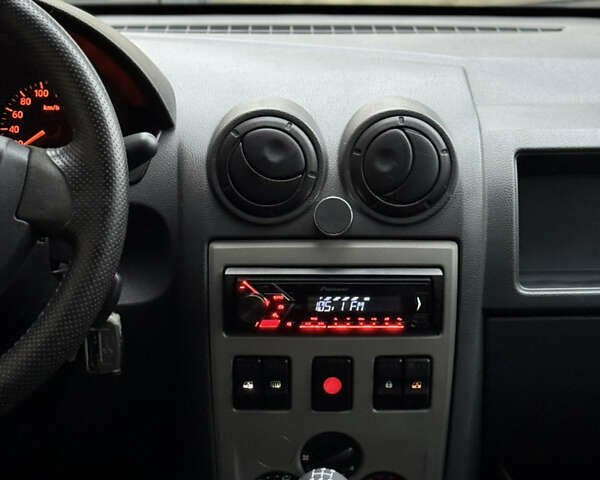 Серый Дачия Логан, объемом двигателя 1.39 л и пробегом 280 тыс. км за 2550 $, фото 11 на Automoto.ua