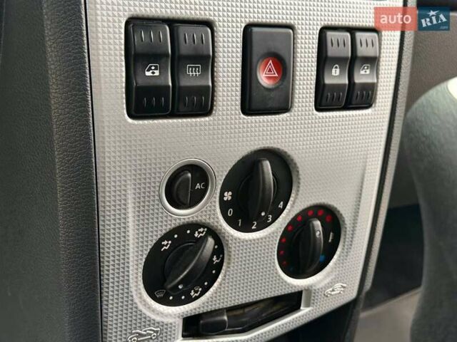 Сірий Дачія Logan, об'ємом двигуна 1.6 л та пробігом 176 тис. км за 4700 $, фото 31 на Automoto.ua