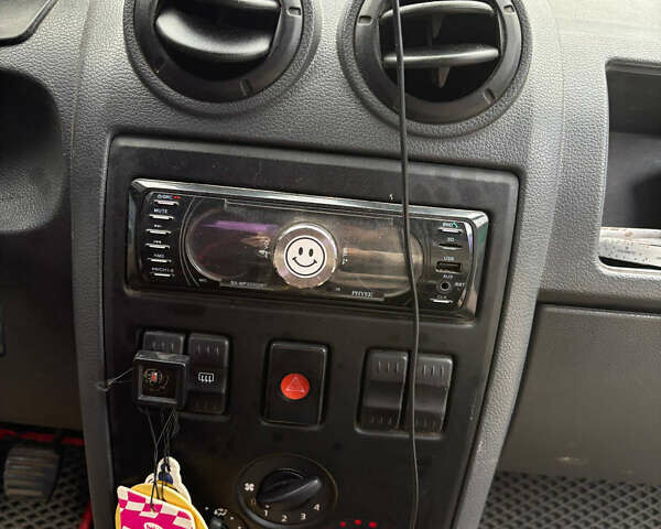 Дачия Логан 2007 в Фастове на Automoto.ua Серый Дачия Логан, объемом двигателя 1.39 л и пробегом 390 тыс. км за 2000 $, фото 10 на Automoto.ua