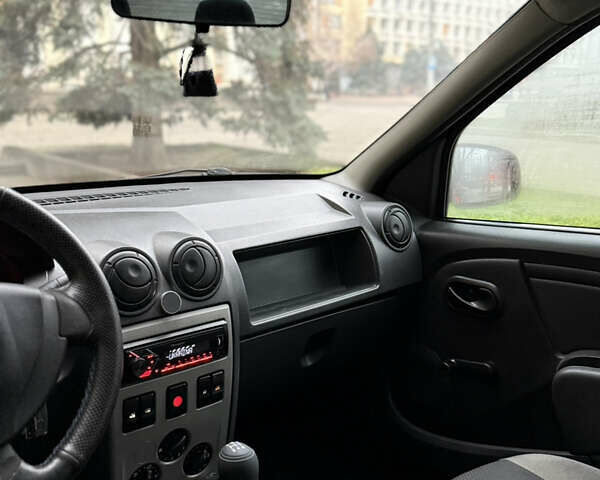 Серый Дачия Логан, объемом двигателя 1.39 л и пробегом 280 тыс. км за 2550 $, фото 8 на Automoto.ua