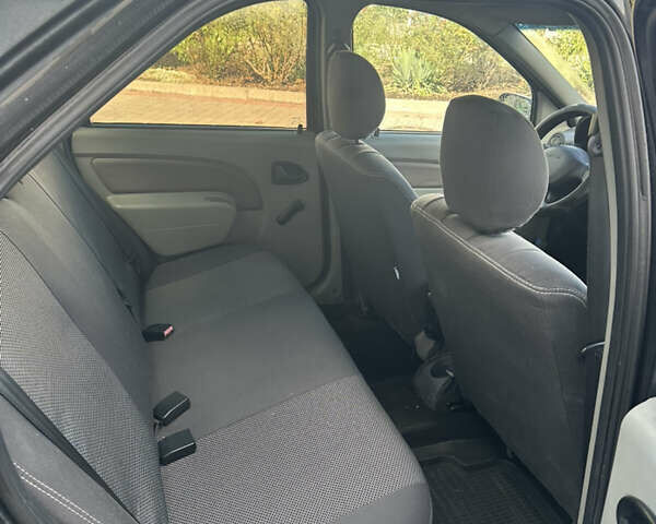 Сірий Дачія Logan, об'ємом двигуна 1.39 л та пробігом 224 тис. км за 3200 $, фото 7 на Automoto.ua