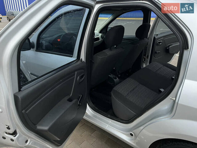 Сірий Дачія Logan, об'ємом двигуна 1.39 л та пробігом 241 тис. км за 3700 $, фото 12 на Automoto.ua