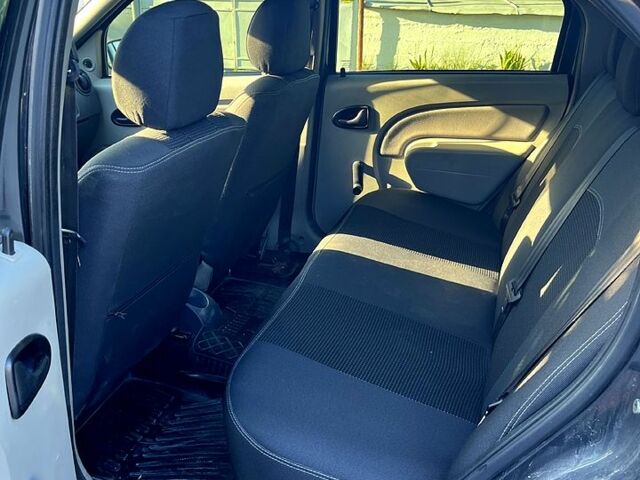 Серый Дачия Логан, объемом двигателя 1.4 л и пробегом 313 тыс. км за 2999 $, фото 3 на Automoto.ua