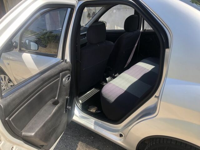 Серый Дачия Логан, объемом двигателя 1.4 л и пробегом 223 тыс. км за 3999 $, фото 2 на Automoto.ua