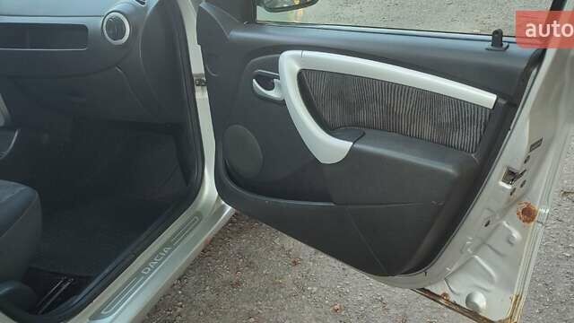 Сірий Дачія Logan, об'ємом двигуна 1.6 л та пробігом 325 тис. км за 3950 $, фото 15 на Automoto.ua