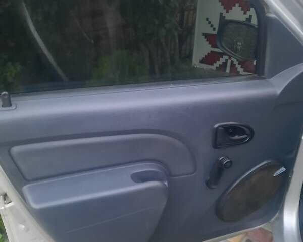 Серый Дачия Логан, объемом двигателя 1.4 л и пробегом 185 тыс. км за 4200 $, фото 5 на Automoto.ua