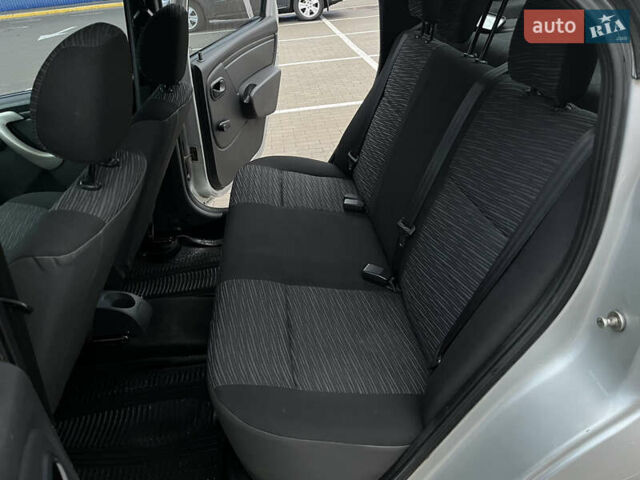 Сірий Дачія Logan, об'ємом двигуна 1.39 л та пробігом 241 тис. км за 3700 $, фото 14 на Automoto.ua