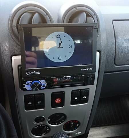 Дачія Logan 2008 у Житомирі на Automoto.ua Сірий Дачія Logan, об'ємом двигуна 1.6 л та пробігом 278 тис. км за 6000 $, фото 15 на Automoto.ua