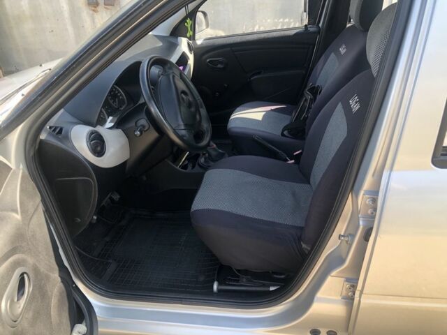 Серый Дачия Логан, объемом двигателя 1.4 л и пробегом 223 тыс. км за 3999 $, фото 1 на Automoto.ua