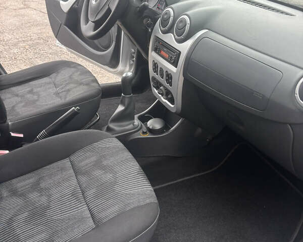 Сірий Дачія Logan, об'ємом двигуна 1.6 л та пробігом 130 тис. км за 6800 $, фото 25 на Automoto.ua