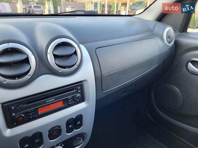 Сірий Дачія Logan, об'ємом двигуна 1.6 л та пробігом 105 тис. км за 6950 $, фото 23 на Automoto.ua