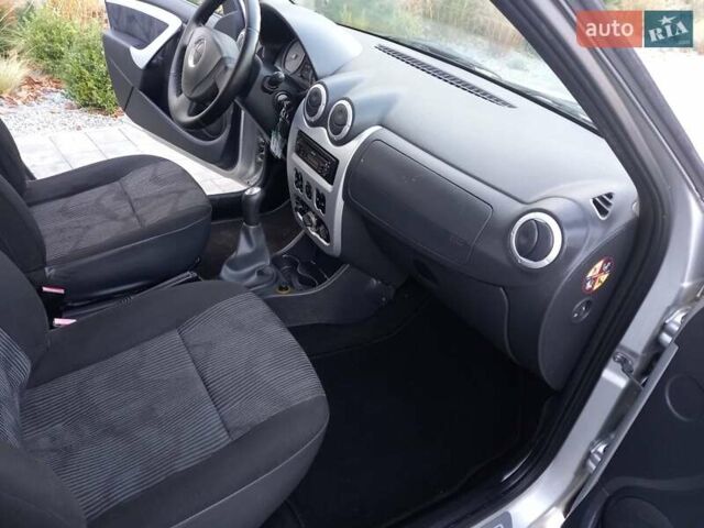 Дачія Logan 2010 у Луцьку на Automoto.ua Сірий Дачія Logan, об'ємом двигуна 1.6 л та пробігом 219 тис. км за 5950 $, фото 7 на Automoto.ua