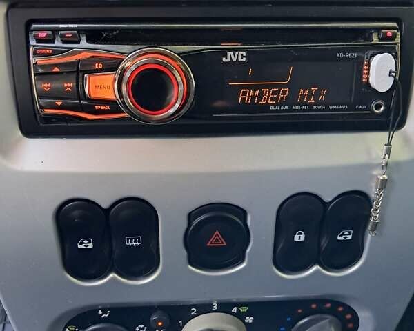 Серый Дачия Логан, объемом двигателя 1.6 л и пробегом 165 тыс. км за 5900 $, фото 12 на Automoto.ua