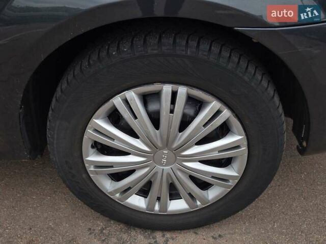 Дачія Logan 2012 у Києві на Automoto.ua Сірий Дачія Logan, об'ємом двигуна 1.6 л та пробігом 233 тис. км за 5700 $, фото 17 на Automoto.ua