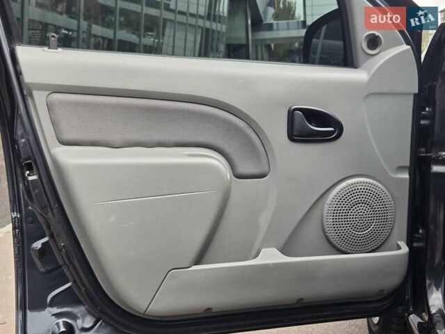 Дачія Logan 2012 у Києві на Automoto.ua Сірий Дачія Logan, об'ємом двигуна 1.6 л та пробігом 233 тис. км за 5700 $, фото 15 на Automoto.ua