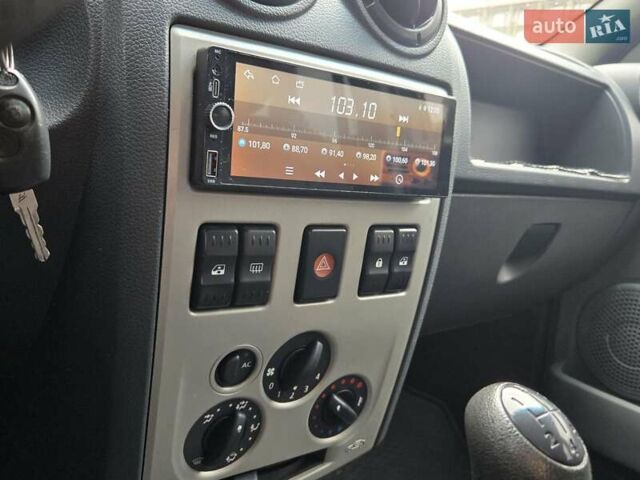 Дачія Logan 2012 у Києві на Automoto.ua Сірий Дачія Logan, об'ємом двигуна 1.6 л та пробігом 233 тис. км за 5700 $, фото 22 на Automoto.ua