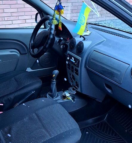 Серый Дачия Логан, объемом двигателя 1.4 л и пробегом 40000 тыс. км за 4100 $, фото 3 на Automoto.ua