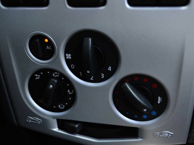 Серый Дачия Логан, объемом двигателя 1.6 л и пробегом 278 тыс. км за 5700 $, фото 21 на Automoto.ua