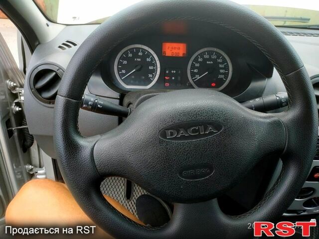 Серый Дачия Логан, объемом двигателя 1.6 л и пробегом 217 тыс. км за 4000 $, фото 1 на Automoto.ua