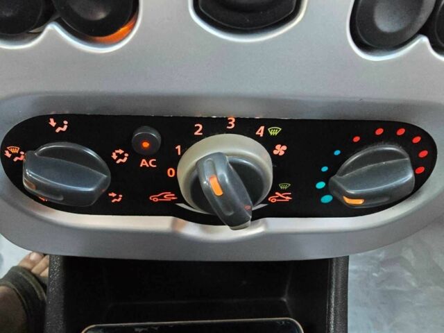 Сірий Дачія Logan, об'ємом двигуна 1.6 л та пробігом 103 тис. км за 5999 $, фото 6 на Automoto.ua