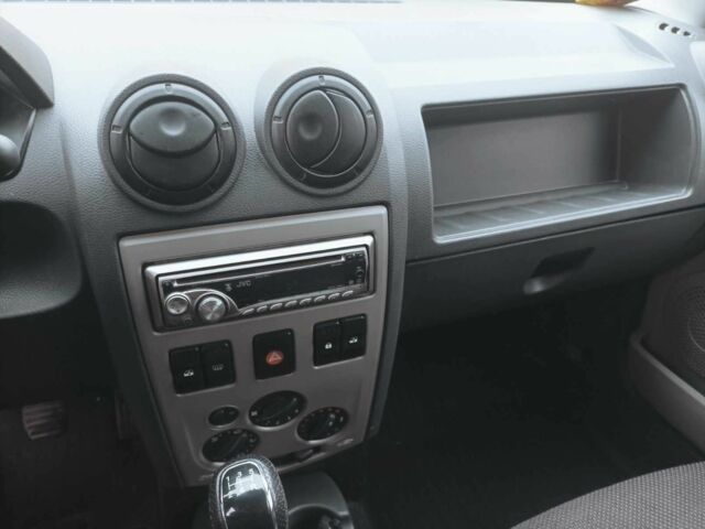 Серый Дачия Логан, объемом двигателя 1.6 л и пробегом 245 тыс. км за 3545 $, фото 4 на Automoto.ua