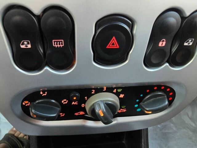 Сірий Дачія Logan, об'ємом двигуна 1.6 л та пробігом 103 тис. км за 5999 $, фото 9 на Automoto.ua