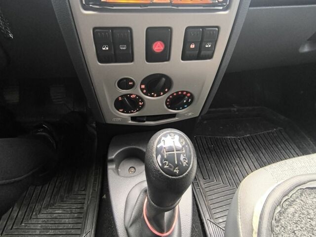 Сірий Дачія Logan, об'ємом двигуна 1.6 л та пробігом 221 тис. км за 4850 $, фото 8 на Automoto.ua