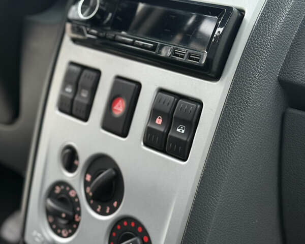 Синій Дачія Logan, об'ємом двигуна 1.6 л та пробігом 157 тис. км за 5250 $, фото 56 на Automoto.ua