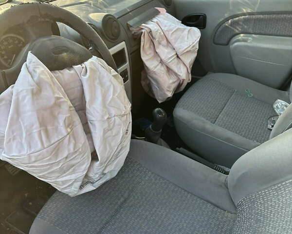 Синий Дачия Логан, объемом двигателя 1.6 л и пробегом 160 тыс. км за 1650 $, фото 14 на Automoto.ua