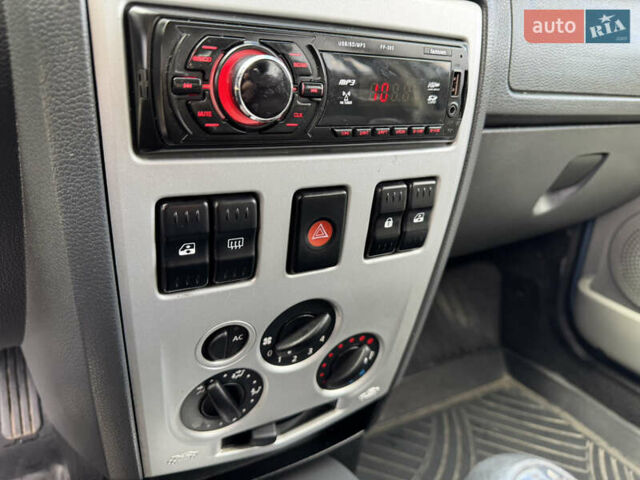 Синий Дачия Логан, объемом двигателя 1.6 л и пробегом 250 тыс. км за 3300 $, фото 25 на Automoto.ua