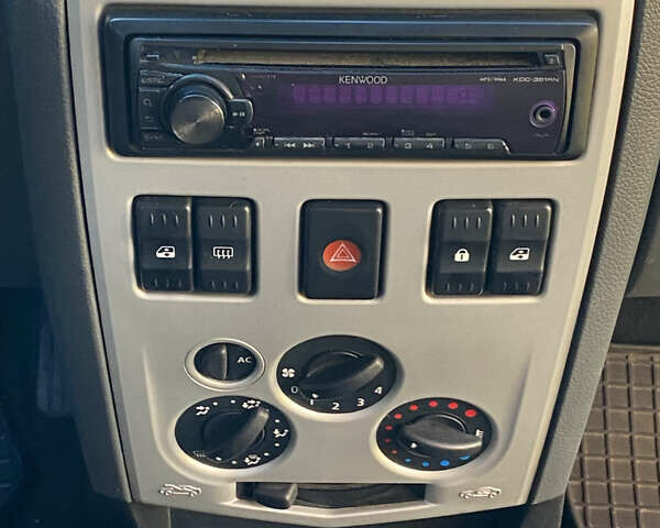 Синий Дачия Логан, объемом двигателя 1.6 л и пробегом 272 тыс. км за 4200 $, фото 4 на Automoto.ua