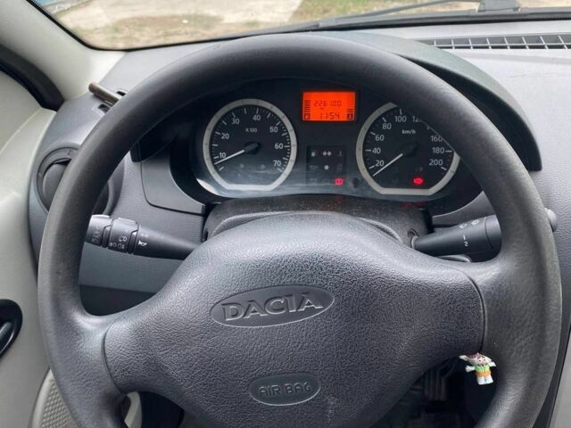 Синий Дачия Логан, объемом двигателя 1.6 л и пробегом 235 тыс. км за 5000 $, фото 5 на Automoto.ua