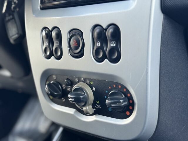 Дачія Logan 2009 у Дніпро (Дніпропетровську) на Automoto.ua Синій Дачія Logan, об'ємом двигуна 1.6 л та пробігом 197 тис. км за 6300 $, фото 15 на Automoto.ua