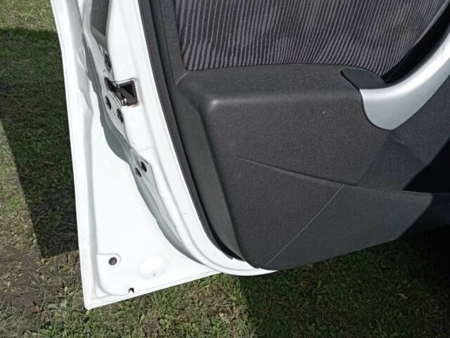 Белый Дачия Сандеро, объемом двигателя 1.6 л и пробегом 122 тыс. км за 5300 $, фото 11 на Automoto.ua