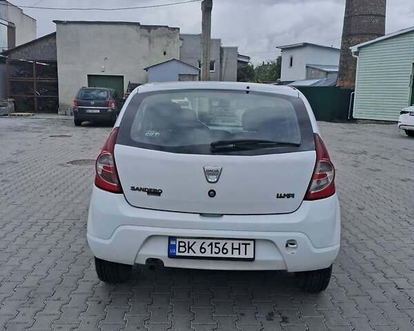 Білий Дачія Sandero, об'ємом двигуна 1.4 л та пробігом 227 тис. км за 3700 $, фото 5 на Automoto.ua