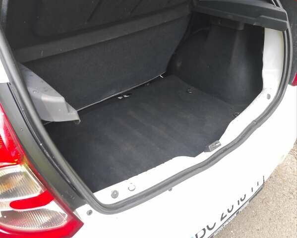 Білий Дачія Sandero, об'ємом двигуна 1.4 л та пробігом 225 тис. км за 2900 $, фото 3 на Automoto.ua