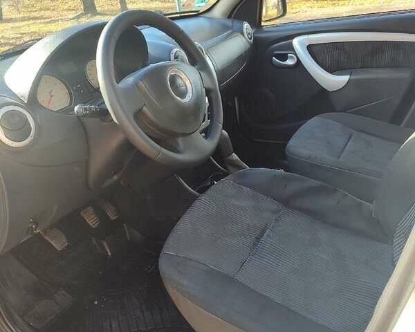 Дачия Сандеро 2009 в Днепре (Днепропетровске) на Automoto.ua Белый Дачия Сандеро, объемом двигателя 1.39 л и пробегом 275 тыс. км за 3700 $, фото 3 на Automoto.ua