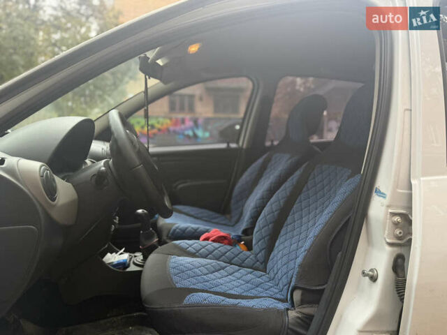 Белый Дачия Сандеро, объемом двигателя 1.39 л и пробегом 220 тыс. км за 4500 $, фото 7 на Automoto.ua