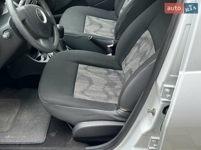 Белый Дачия Сандеро, объемом двигателя 1.2 л и пробегом 187 тыс. км за 4200 $, фото 14 на Automoto.ua